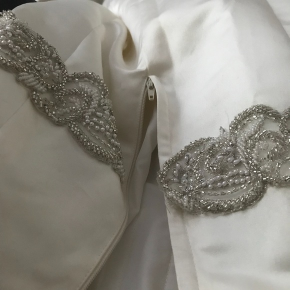 Beautiful wedding dress - Picture 7 of 8